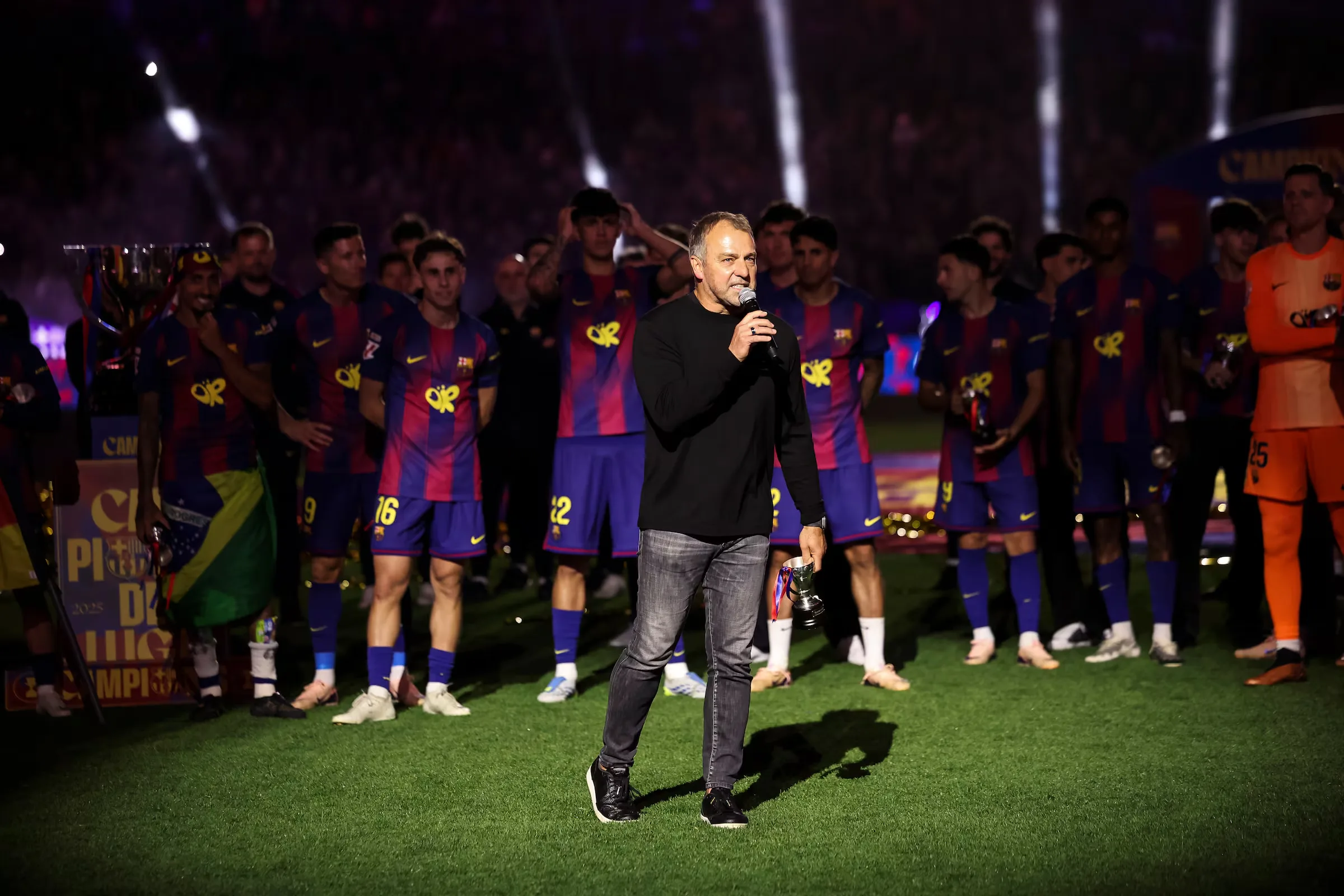 hansi flick nguoi dan ong mang doi mat xanh cua johan cruyff img