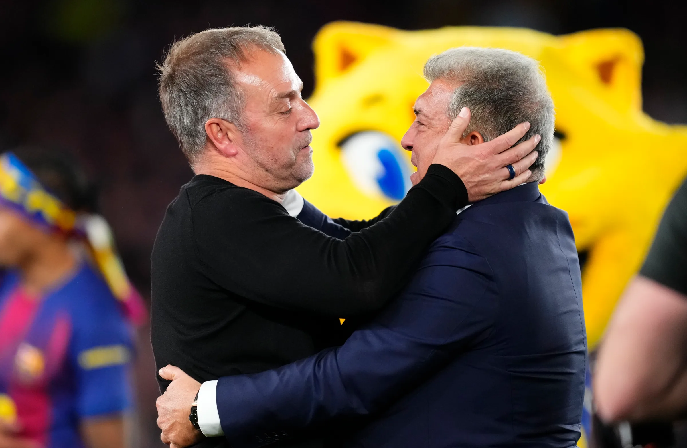 hansi flick nguoi dan ong mang doi mat xanh cua johan cruyff img