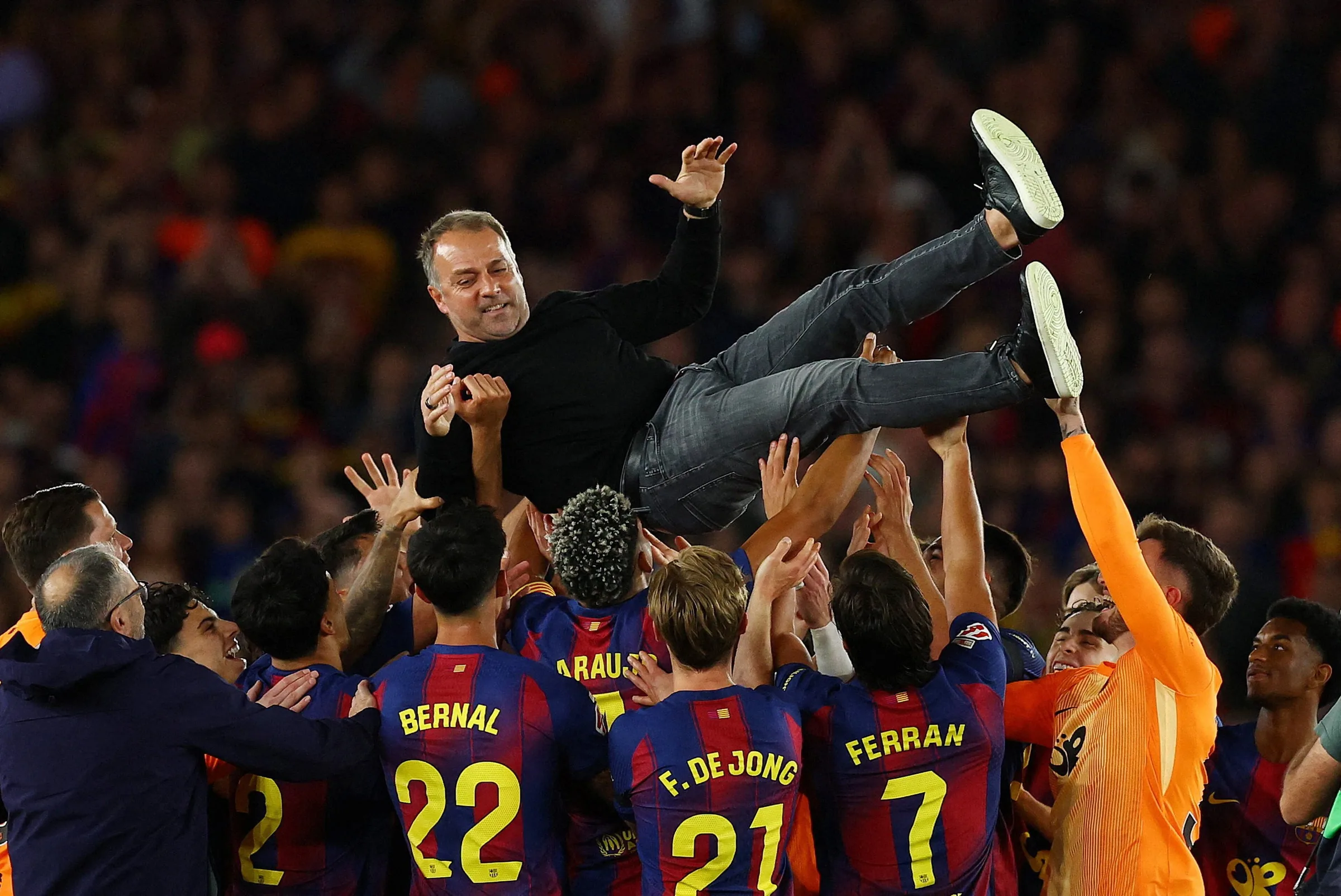 hansi flick nguoi dan ong mang doi mat xanh cua johan cruyff img